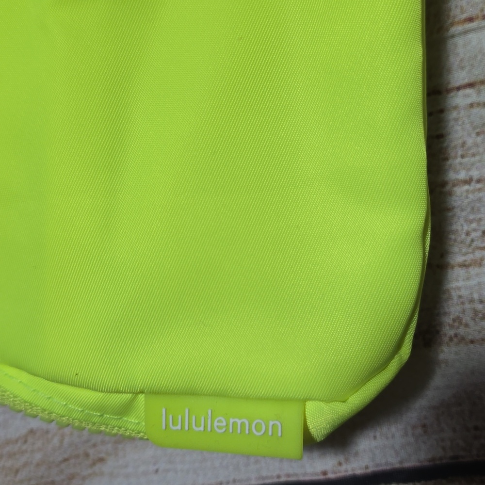 NWT Lululemon Everywhere Belt Bag 1L *Neo Mint - Picture 4 of 7